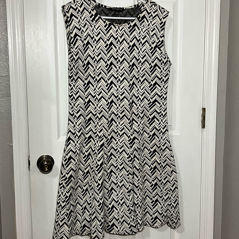 Ladies sleeveless Chevron Patterned Black and White Dress sz 12